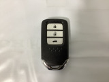 スマートキーを装備しています。鍵を差し込むことなくドアロックの開け閉めと、スタートボタン操作でのエンジンスタートができます。ボタン操作でトランクが開けられるトランクオープナーもついています。