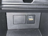 充電用USB端子付き。スマートフォンなどの充電に便利です。