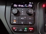 運転席からも手が届きやすく、操作しやすい空調コントロールパネル。オートエアコンなので操作の煩わしさが無くオールシーズン快適にドライブできます。快適空間で運転に集中できますね。