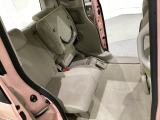 リアシートの背もたれは2段階の角度調節がついています。お好みの位置でゆったりお乗りいただけます。座面を跳ね上げて収納スペースを広くすることも可能です。シートスライドも可能で足元の広さも調整できます。