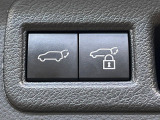【パワーバックドア】スマートキーや運転席のボタンを押すだけでリアゲートが自動で開閉します!荷物を持っている時や、高い位置にあるバックドアを閉める際に便利な機能です♪