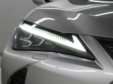 LEDヘッドランプにはアダプティブハイビームシステム「AHS」を採用。光検出カメラで車両検出をし、先行車や対向車に直接ハイビームを当てないように部分遮光します。