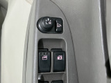 狭い駐車場で便利な電動格納ドアミラーが付いています。