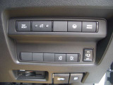 運転席右側には電動スライドドア等の各種スイッチがまとめられています!