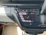 タブレット端末のようなタッチパネル式のオートエアコン採用。凹凸のない滑らかな表面で操作感を高めています。