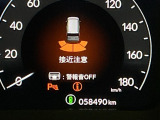 パーキングセンサーシステムは走行中に障害物が迫ると音と表示でお知らせ、低速走行時時の安心感を高めます