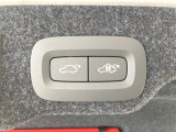 【パワーバックドア】スマートキーや運転席のボタンを押すだけでリアゲートが自動で開閉します!荷物を持っている時や、高い位置にあるバックドアを閉める際に便利な機能です。