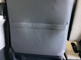 【シートバックポケット】すぐ手に取りたいアイテムをスマートにしまっておけます。限られた空間を有効に活用でき、長距離のドライブでも車内を清潔感のある落ち着いた状態に保ってくれる実用的な機能です。