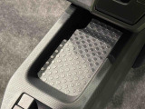 スマートフォンなどがスッキリ置けるセンターコンソールトレイです