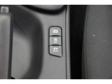 【EVモード】 電気モーターのみを使って走行するモードです。深夜の住宅街、屋内駐車場でエンジン騒音や排気ガスを気にすることなく走行できます。