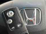 【Hondaスマートキー】カバンやポケットに入れたままでもドアの施錠・解錠が可能なスマートキーを装備。エンジンのオン・オフ時もカギを取り出す必要が無いからとっても便利です♪