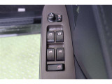 全ての窓が運転席から操作できます。今やほぼ当たり前ですが、無いと不便なアイテムですよね。ドアの施錠・解錠と連動してドアミラーが格納・復帰するオート電動格納機能も装備しています。