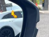 【ブラインドスポットインフォメーション】走行中、ドアミラーの死角になりやすい箇所に後続車が接近するとサイドミラー付近に警告を表示、ドライバーに注意喚起をしてくれます。