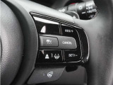 【アダプティブクルーズコントロール】ステアリングのスイッチを操作するとミリ波レーダーで先行車との距離を測定。設定を適切に保ちながら加速・減速、さらに停止まで自動に追従します。