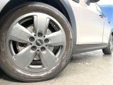 ●純正16インチアルミホイール:輸入車ならではの卓越した走りを支えるホイールと足回りです!日本車の走りに慣れている方にもぜひ体感して頂きたいほど、高いレベルでまとまっています!