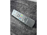 後席からもナビやオーディオを快適に操作できる純正リモコン。手元でTVやDVDの切り替え、音量調整などが簡単に行え、後席の利便性を大きく向上させます。