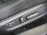 【パワーシート】シートの前後スライド、リクライニングの角度を電動で細かく調節可能。