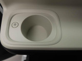 カップホルダーは運転席や助手席からちょうど手の届く位置です!!