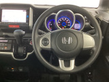 【ハンドル】運転にかかわる様々な操作を安全に行えるように視点移動が少なく操作性に配慮されたスイッチ類が凝縮されたコックピットです。