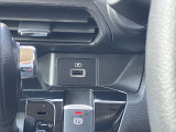 運転席側にUSBソケットが有ります。スマホの充電に便利です。