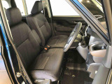 運転席の座面高さを調整できるシートリフターが付いています。フロントシートはベンチシートを採用で、座面も広く使い勝手もいいですよ♪