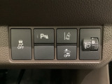 ハンドルの右側にはヘットライトリベライザーとHondaセンシング用のメインスイッチがついています。ヘッドライトリベライザーは道路状況や積荷の加重に応じてライトの高さを調節できます。