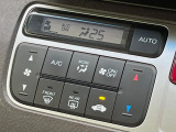 【オートエアコン】一度お好みの温度に設定すれば、車内の温度を検知し風量や温度を自動で調整。暑い&hellip;寒い&hellip;と何度もスイッチ操作をする必要はありません。快適な車内空間には必須の機能ですね♪