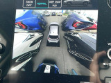 【マルチテレインモニター】車のフロントやサイドのカメラ画像を同時にモニター表示することで、悪路や狭い道を走行時でも周囲の状況確認ができ安心!本格SUVにうれしい装備です♪