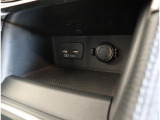 エアコンのスイッチの下にはUSBの電源が2つあります。スマートフォンなどの充電に便利です。