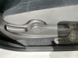 シートハイトアジャスターが付いているので運転姿勢を調整するのに便利ですね。身長に合ったシートポジションは安全運転や疲労軽減にもつながります。
