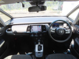 【インパネ周り】広々とした視界性の良い運転席です。ゆったりとした快適な乗り心地で運転できます。フロントピラーを極細にすることで視界の爽快さはもちろん、右左折時もしっかりと安全確認することができます!