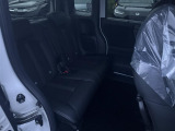 ホンダの独自技術「センタータンクレイアウト」により足元にスペースが生まれ、ゆとりのある後席空間を実現しました。座面の高さにもこだわるなど、より深いくつろぎを追求しました。