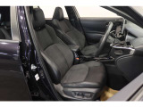 【運転席】ブラック基調のインテリアにハーフレザーシート(合皮/ファブリック※メーカー基準)。パワーシートでお好みの位置に座席を設定可能です。シートヒーター・フロアマット付です。