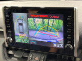 【パノラミックビューモニター】専用のカメラにより、上から見下ろしたような視点で360度クルマの周囲を確認することができます☆死角部分も確認しやすく、狭い場所での切り返しや駐車もスムーズに行えます。
