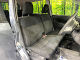 運転席まわりには十分なスペースがあり、大柄な方でもゆったり運転していただける環境です。