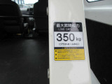 後方視界を妨げない折りたたみ式で、リフト能力は余裕の350kg。リフターを使わない時は横方向に開閉可能で、軽い荷物の積み降ろしにも便利です。