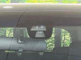【シティブレーキアクティブシステム】低速走行中に前方の車両等を認識し、衝突しそうな時は警報とブレーキで衝突回避と被害軽減をアシスト。より安全にドライブをお楽しみいただけます。