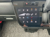 タブレット端末のようなタッチパネル式のオートエアコン採用。凹凸のない滑らかな表面で操作感を高めています。