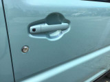 スマートキーを所持している状態でロックボタンを押すと、車両すべてのドアの解錠や施錠を行うことが出来ます。