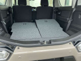 リアシートを倒せば、広い荷室を確保できます。