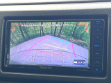 【バックカメラ】駐車時に後方がリアルタイム映像で確認できます。大型商業施設や立体駐車場での駐車時や、夜間のバック時に大活躍!運転スキルに関わらず、今や必須となった装備のひとつです!