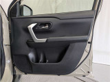 運転席ドア内張はご覧の通りです。ドアポケットの収納もバッチリです。