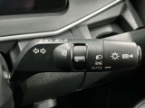 【オートライト】車のセンサーが周囲の明るさを感知し、自動でヘッドライトを点灯・消灯する機能です。この機能は夕暮れ時の交通事故が多い時間帯の安全性を高めてくれます。