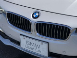 左右のキドニー・グリルの中心にはBMWのエンブレムが鎮座し、個性を放つデザイン性を兼ね備えました。