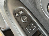 狭い駐車場で便利な電動格納ドアミラーが付いています。