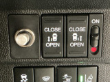 【両側パワースライドドア】両側がパワースライドドアになっており、運転席のスイッチやスマートキーでも開閉が可能です!開口部も広いので乗り降りも楽々♪