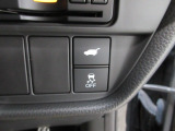 パワーテールゲートの開閉、横滑りを防ぐVSA等のスイッチ類は運転席の右側、手の届きやすい位置にあります。