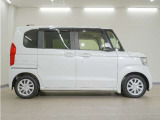 リアには左右スライドドアを採用。狭い駐車場でも開閉しやすく、強風の日でもドアが煽られにくくなっております。小さなお子さまやご年配の方も安心して乗り降りできます。