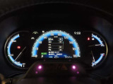 とっても見やすいメーターです。夜間時はラグジュアリーな気分にさせてくれる照明が魅力ですので、夜のドライブも楽しみになりますよ♪