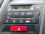 【オートエアコン】一度お好みの温度に設定すれば、車内の温度を検知し風量や温度を自動で調整。暑い&hellip;寒い&hellip;と何度もスイッチ操作をする必要はありません。快適な車内空間には必須の機能ですね♪